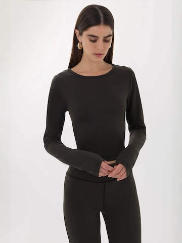 Hiccup Shirt in Black: front