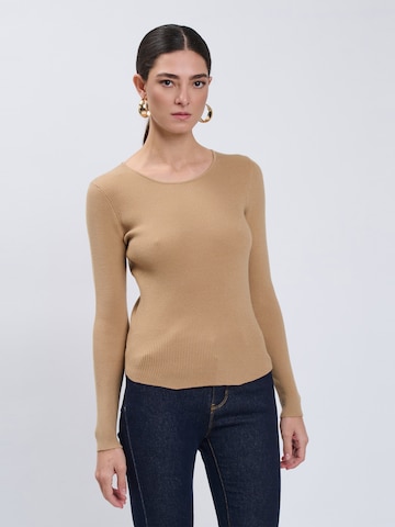 Pullover di Influencer in beige: frontale