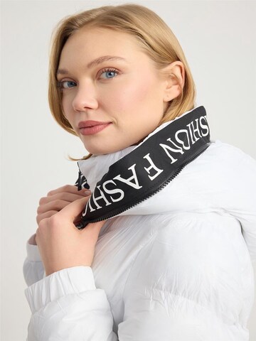 Manteau d’hiver HOME STORE en blanc
