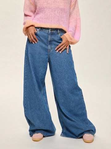 Kamila Šikl - Loosefit Vaquero en azul: frente