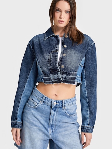 Veste mi-saison 'Cropped Denim Jacket' IT'S BASIC en bleu : devant
