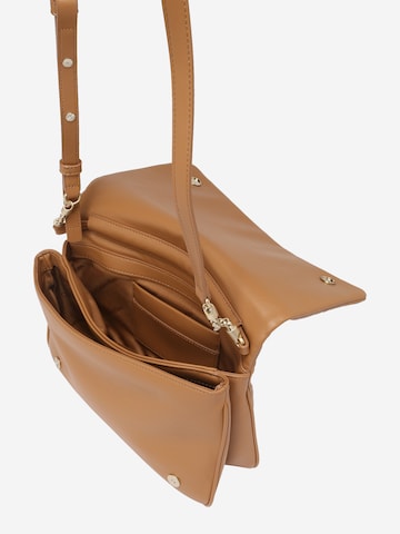 Calvin Klein حقيبة تقليدية بلون بني