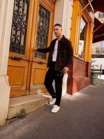 DAN FOX APPAREL Демисезонная куртка 'Fabio' в Коричневый