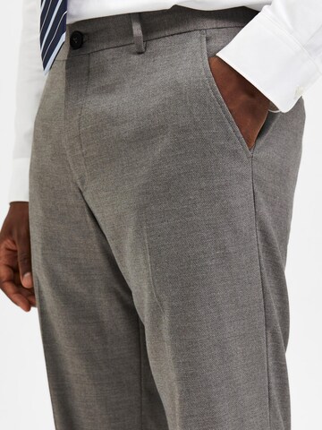 SELECTED HOMME Regular Trousers with creases 'Logan' in Grey
