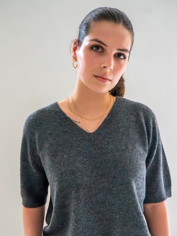 WEARABLE STORIES Trui 'Rune' in Grijs: voorkant