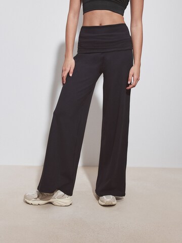 Next - Pierna ancha Pantalón deportivo en negro: frente