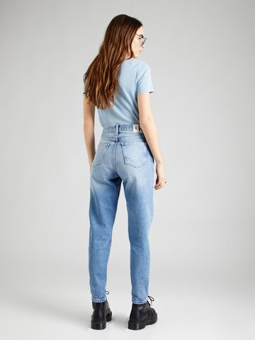 Calvin Klein Jeans Tapered Farkut 'MOM Jeans' värissä sininen