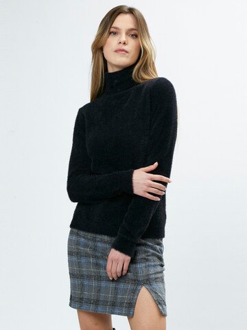 Influencer Sweater in Black: front
