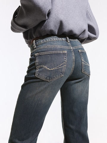 Bershka Bootcut Jeans in Blau