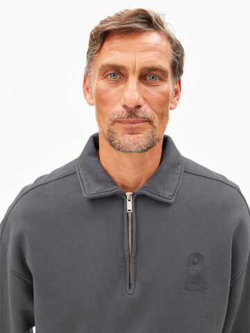 Sweat-shirt ARMEDANGELS en gris