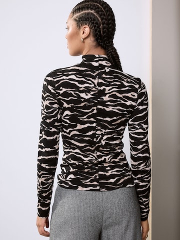 Tricou de la Next pe negru