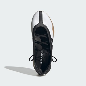 ADIDAS ORIGINALS Μπαλαρίνα με λουράκια 'Taekwondo Mei' σε λευκό