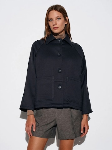 Dilvin Between-Season Jacket in Black: front