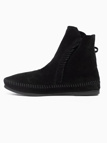 Minnetonka Ankle Boots 'Two Button' in Schwarz