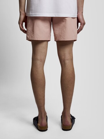 Loosefit Shorts de bain Lyle & Scott en rose