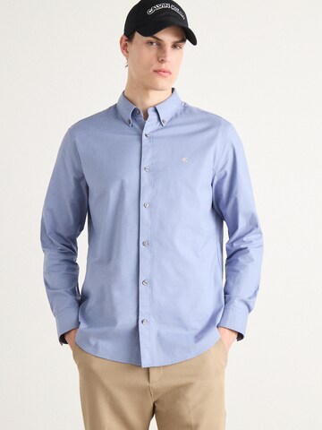 Coupe regular Chemise Calvin Klein Jeans en bleu : devant