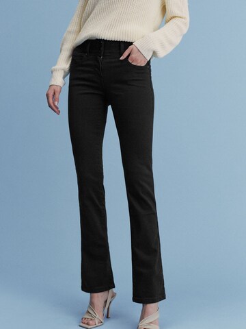 Bootcut Jeans di Next in nero: frontale