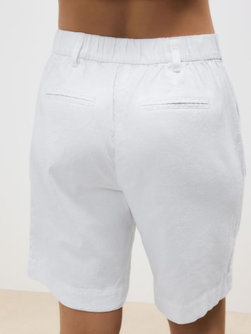 regular Pantaloni chino di Next in bianco