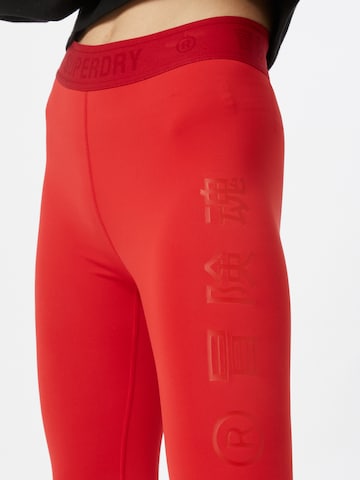 Skinny Pantaloni sportivi di Superdry in rosso