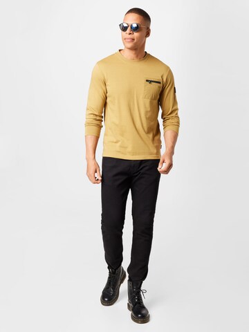 T-Shirt Calvin Klein en jaune