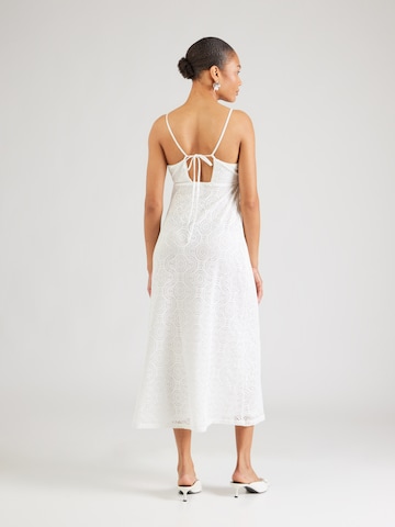 Rochie 'Isabella' de la ABOUT YOU pe alb