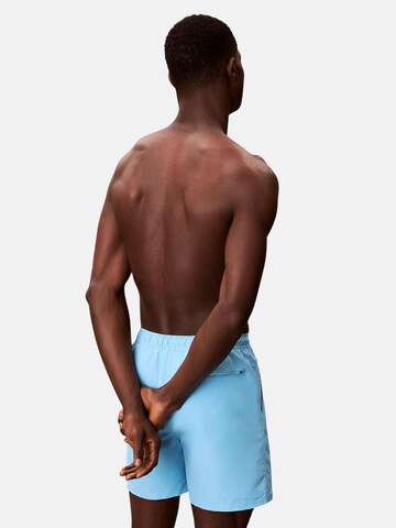Calvin Klein Badeshorts 'CALVIN KLEIN MEDIUM DRAWSTRING Costumi da bagno'‌‌‌ in Blau