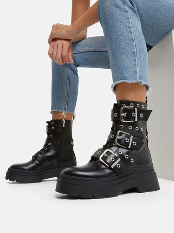 Bottines à lacets Bershka en noir : devant