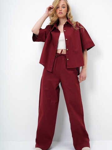 Trend Alaçatı Stili Ταγέρ με παντελόνι σε κόκκινο: μπροστά