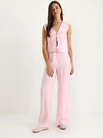 Completo pantalone di Bianco Lucci in rosa: frontale
