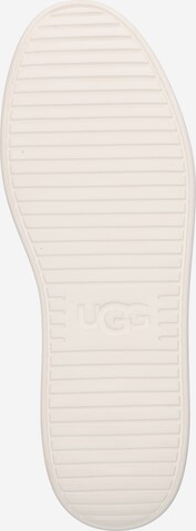 UGG Ниски маратонки 'Scape' в бяло