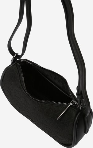 Calvin Klein Schultertasche 'REFINE' in Schwarz