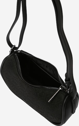 Calvin Klein Τσάντα ώμου 'REFINE' σε μαύρο