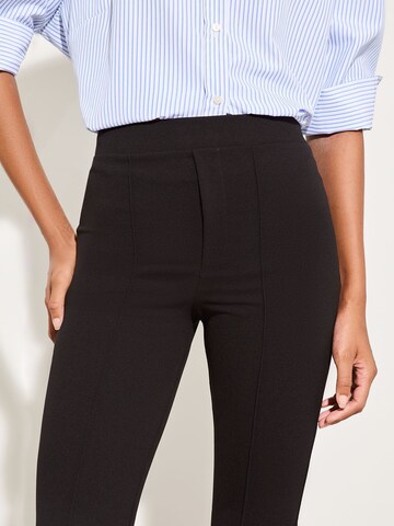 Bootcut Pantaloni di Lipsy in nero