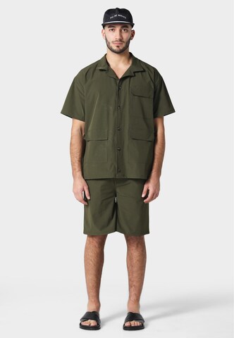 Pas De Monaco Regular Shorts 'Utility' in Grün