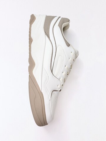 Bershka Rövid szárú sportcipők 'BAMBA STREET' - fehér