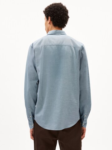 Coupe regular Chemise ' QUAASA ' ARMEDANGELS en bleu