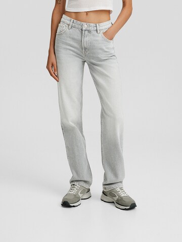 Bershka Regular Jeans in Grey: front