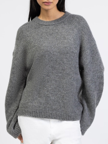 BROKE + SCHÖN Sweater in Grey: front