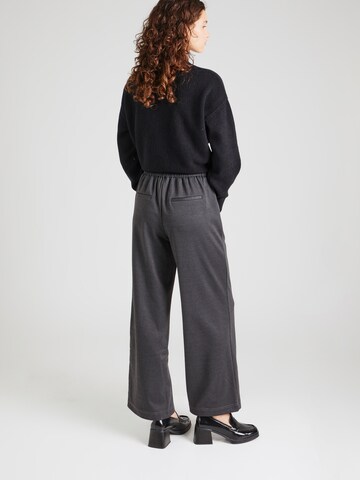 Wide leg Pantaloni con pieghe di QS in grigio