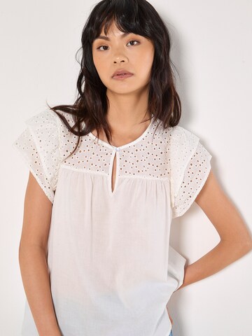 Apricot Broderie Yoke Cotton Top ' ' in Weiß