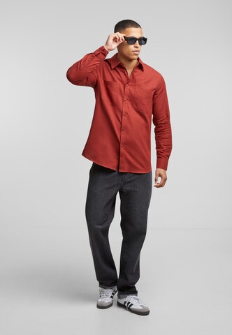 Urban Classics Regular fit Button Up Shirt in Red