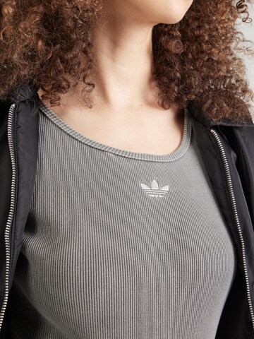 ADIDAS ORIGINALS Košeľové body 'Essentials' - Sivá