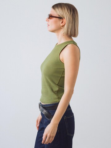 Top di Honest Basics in verde