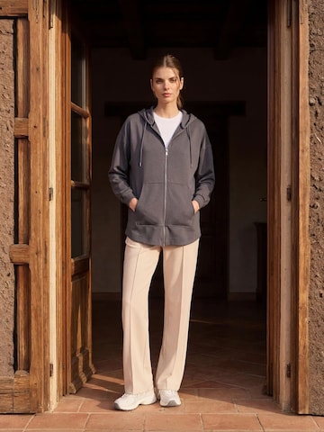 Tommy Life Sweatshirt in Grau