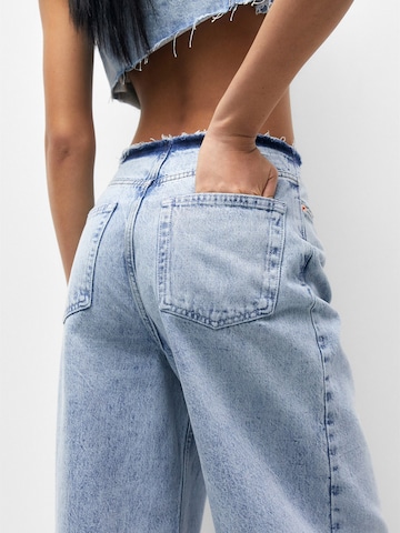Pull&Bear Zvonové kalhoty Džíny se sklady v pase – modrá