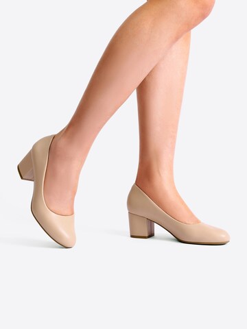 Dream Pairs Pumps in Beige