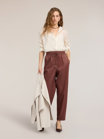 Regular Pantalon MOTIVI en marron