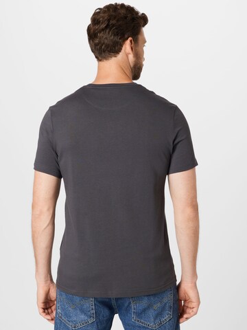 Lyle & Scott Футболка в Серый