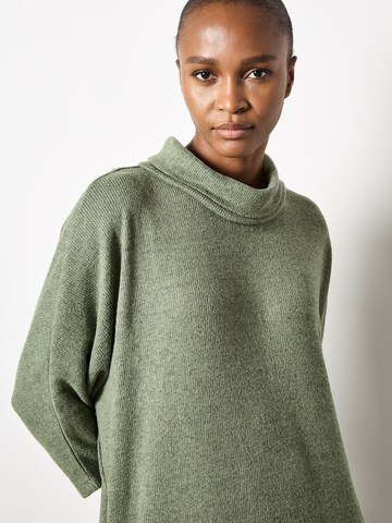 Robes en maille Apricot en vert