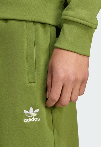 ADIDAS ORIGINALS Обычный Штаны 'Essentials' в Зеленый